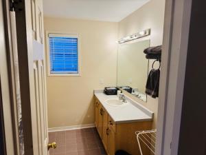 Sunnys Home Stays TorontoMississauga Pvt Entrance 2BRm Bath Living & Kitchen
