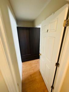 Sunnys Home Stays TorontoMississauga Pvt Entrance 2BRm Bath Living & Kitchen