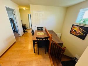 Sunnys Home Stays TorontoMississauga Pvt Entrance 2BRm Bath Living & Kitchen
