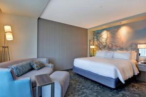 Guest room, 1 King, Sofa bed room in Courtyard by Marriott Bentonville Rogers