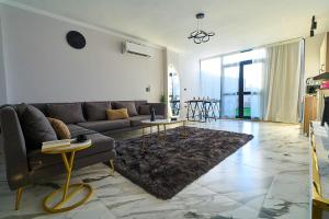 شقة فندقية 3 غرف-بجلسة خارجية-بالقاهرة بمدينة اكتوبر