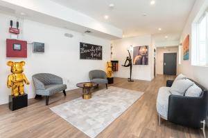 Stunning 3-BR Residence with Free Parking & Patio