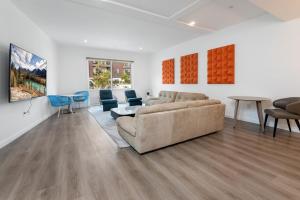 Stunning 3-BR Residence with Free Parking & Patio