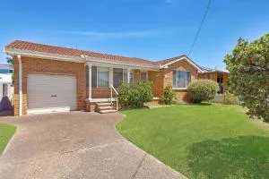Seashells on Eloora - Long Jetty