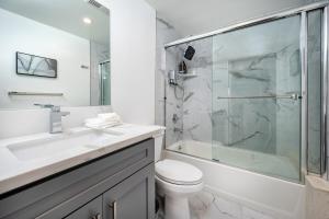 Experience Lavish LA Living Sleek 2BR with Parking