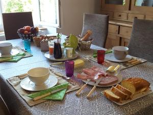 B&B / Chambres d'hotes Escapade Romantique dans Ferme Restauree avec Spa et Jardin a Yssingeaux - FR-1-582-500 : photos des chambres