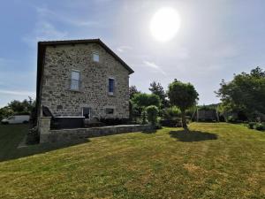 B&B / Chambres d'hotes Escapade Romantique dans Ferme Restauree avec Spa et Jardin a Yssingeaux - FR-1-582-500 : photos des chambres