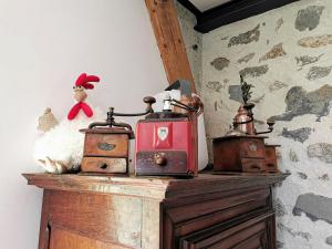B&B / Chambres d'hotes Escapade Romantique dans Ferme Restauree avec Spa et Jardin a Yssingeaux - FR-1-582-500 : photos des chambres