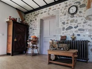 B&B / Chambres d'hotes Escapade Romantique dans Ferme Restauree avec Spa et Jardin a Yssingeaux - FR-1-582-500 : photos des chambres