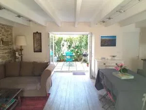 Maison rénovée centre bourg, 3 chambres, proche commerces - FR-1-813-11 - Kerlo