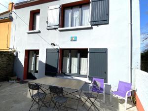 Maisons de vacances Charmante maison renovee au coeur de Groix - FR-1-813-12 : photos des chambres