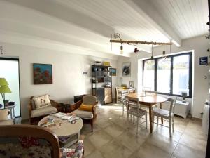 Maisons de vacances Charmante maison renovee au coeur de Groix - FR-1-813-12 : photos des chambres