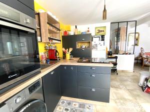 Maisons de vacances Charmante maison renovee au coeur de Groix - FR-1-813-12 : photos des chambres