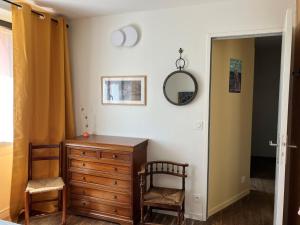 Maisons de vacances Charmante maison renovee au coeur de Groix - FR-1-813-12 : photos des chambres