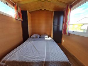 Maisons de vacances Roulotte authentique en pleine nature pres de Nancy - FR-1-584-363 : photos des chambres