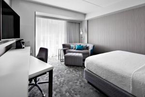 Guest room, 1 King, Sofa bed room in Courtyard by Marriott Knoxville Downtown