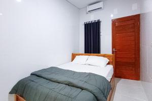 Widi Guest House near GWK Mitra RedDoorz