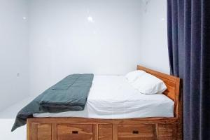 Widi Guest House near GWK Mitra RedDoorz