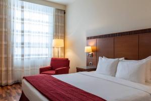 Guest room, 1 King, ground floor room in Courtyard by Marriott Venice Airport