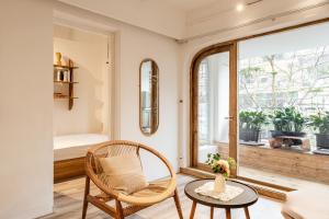 Sunny Old Quarter Apartment near Train Street - Big Balcony, Kitchen- Self Check-in