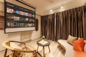 Sunny Old Quarter Apartment near Train Street - Big Balcony, Kitchen- Self Check-in