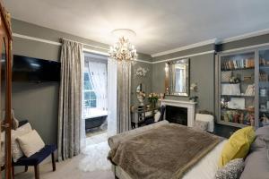 Luxury Villa and Coach House Sleeps 18 Guests