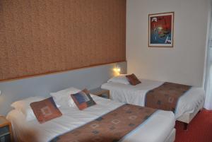 Hotels Hotel Cositel, Coutances : Chambre Triple Standard