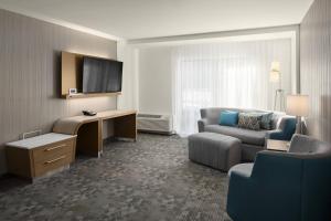 1 Bedroom Suite, 1 King, Sofa bed room in Courtyard by Marriott Seattle Northgate