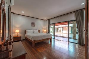 V155 4BR Large Family Villa Chalong