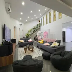 Flower Villa Taman Mount Austin For 16 pax - Kampong Bukit Lintang