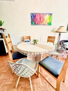 Departamento centrico, 2 habitaciones , 4 camas matrimoniales, 1 bano completo, 1 estacionamiento