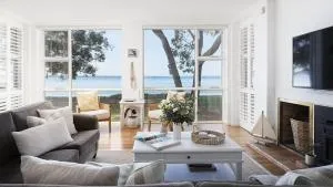Foreshore Beach House - Stunning waterfront home - Salamander Bay