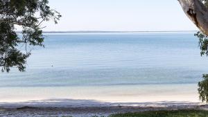 Foreshore Beach House - Stunning waterfront home