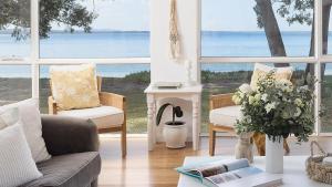 Foreshore Beach House - Stunning waterfront home