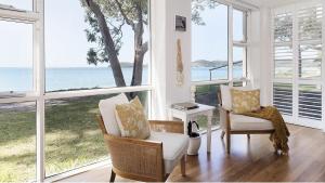 Foreshore Beach House - Stunning waterfront home