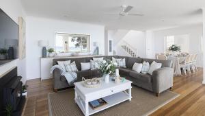 Foreshore Beach House - Stunning waterfront home