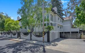 495 - Upscale Home with AC and Patio near Meta and Stanford - 4hvězdičkové hotely ve městě Menlo Park