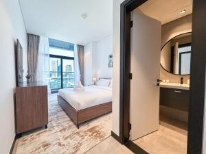 Luxury 1BR in 15 Northside Tower with Canal View 4AB03