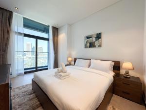 Luxury 1BR in 15 Northside Tower with Canal View 4AB03