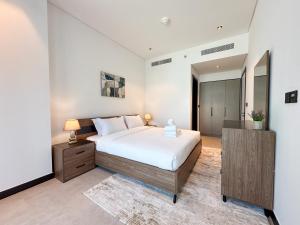 Luxury 1BR in 15 Northside Tower with Canal View 4AB03