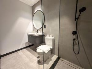 Luxury 1BR in 15 Northside Tower with Canal View 4AB03