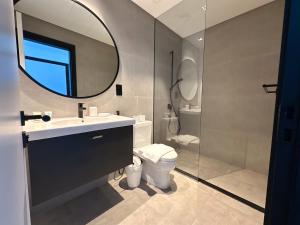 Luxury 1BR in 15 Northside Tower with Canal View 4AB03