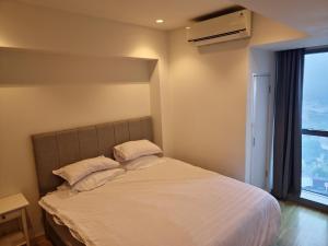 1BR Sky High Luxury Stay by ApartKita