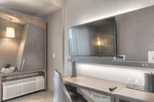 1 King, River view, Balcony, Sofa bed room in Courtyard by Marriott Pigeon Forge