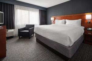 King Suite room in Courtyard Fremont Silicon Valley