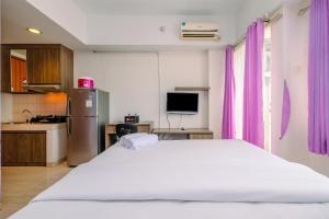 Comfort Studio at Margonda Residence 3 Apartment By Travelio