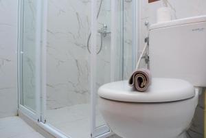 Cozy Living 1BR at Grand Kamala Lagoon Apartment By Travelio