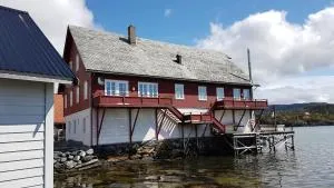 Charming sea house with sauna and private jetty - Nordhuglo