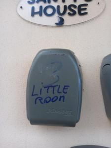 A Santys Rooms-BAGNOCONDIVISO SHAREDBOTH ROOM2piano-no lift-3chilom a piedi xAEROPORTO-A PAGAMENTO AIR CONDIZextra bed EXTRABED FOR A FEE-3 MINUTI BUS XFIERADIROMA-10 MINUTES STOP BUS TO ROME IN50 MINUTES TRAFFICPERMITTING ARE YOU TO ROME