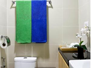 Cozy Mid-Century Condo with a Skyline View